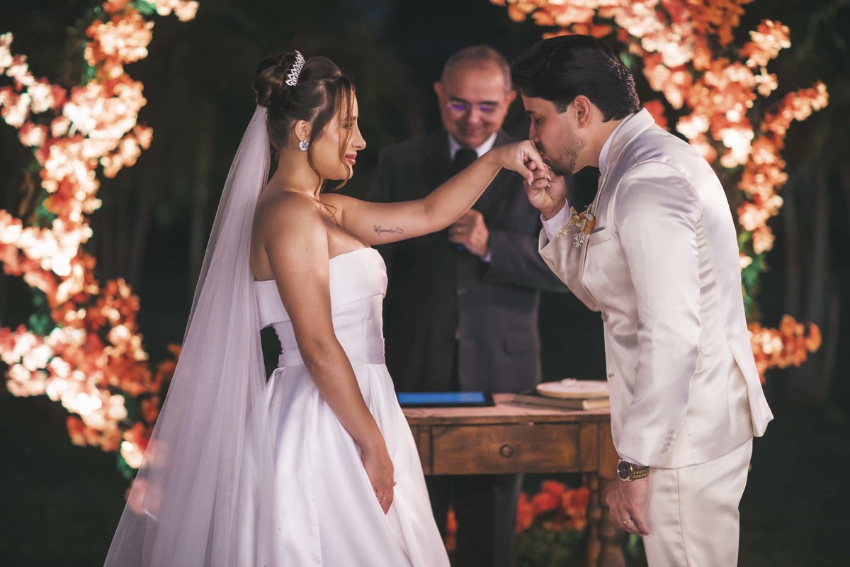 altar dos sonhos
amor sob bênção
votos emocionantes
entrada da noiva
casamento ao pôr do sol
cerimônia emocionanto
casal apaixonado