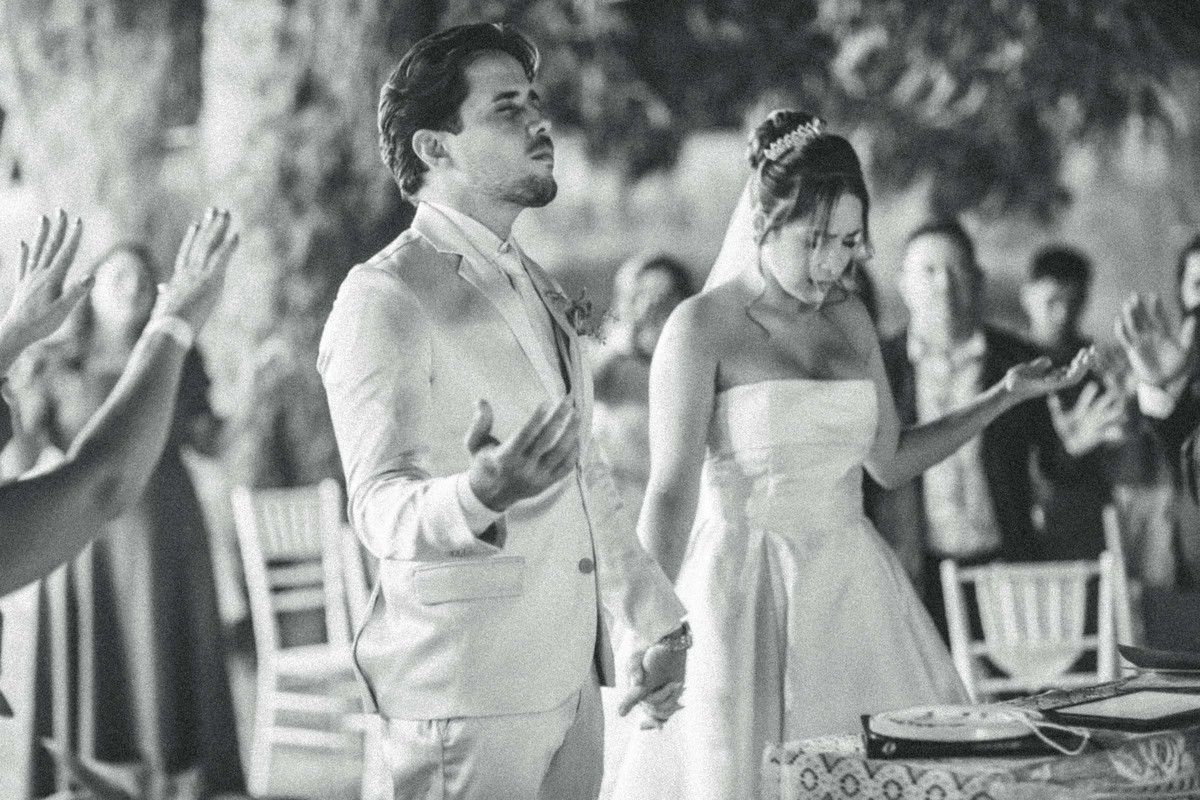 altar dos sonhos
amor sob bênção
votos emocionantes
entrada da noiva
casamento ao pôr do sol
cerimônia emocionanto
casal apaixonado