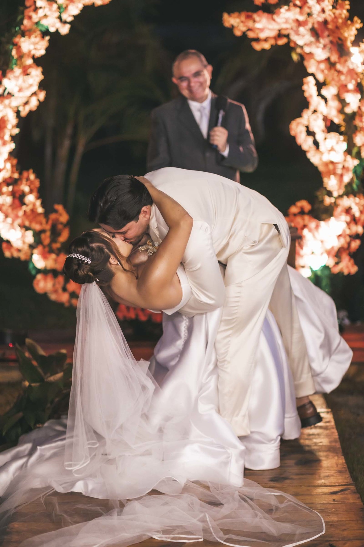 altar dos sonhos
amor sob bênção
votos emocionantes
entrada da noiva
casamento ao pôr do sol
cerimônia emocionanto
casal apaixonado