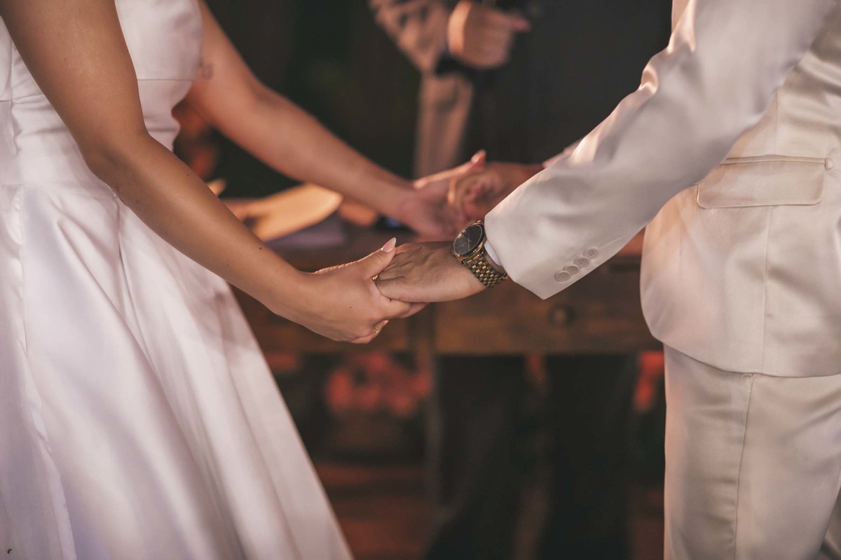 altar dos sonhos
amor sob bênção
votos emocionantes
entrada da noiva
casamento ao pôr do sol
cerimônia emocionanto
casal apaixonado