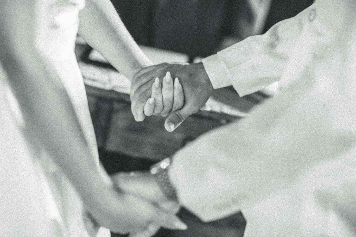 altar dos sonhos
amor sob bênção
votos emocionantes
entrada da noiva
casamento ao pôr do sol
cerimônia emocionanto
casal apaixonado