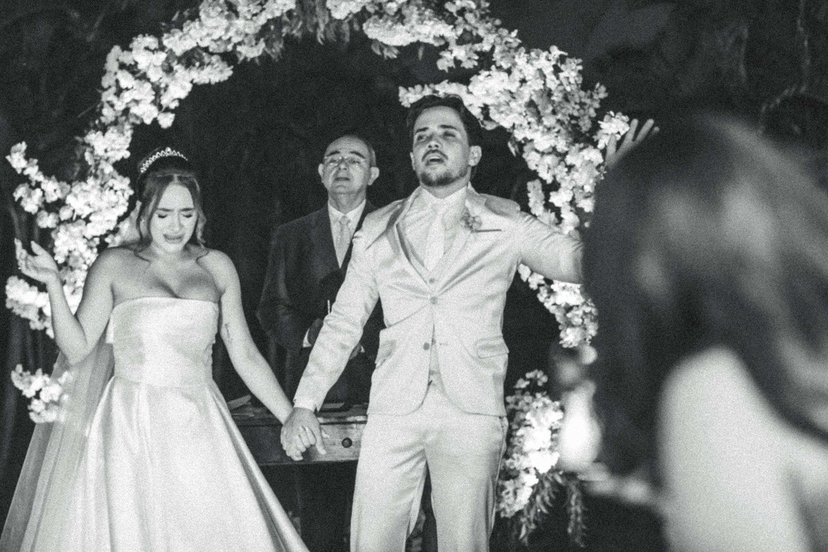 altar dos sonhos
amor sob bênção
votos emocionantes
entrada da noiva
casamento ao pôr do sol
cerimônia emocionanto
casal apaixonado