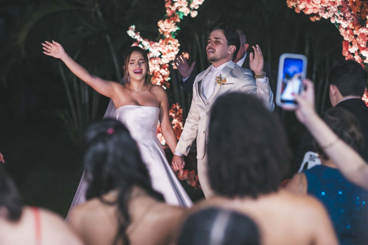 altar dos sonhos
amor sob bênção
votos emocionantes
entrada da noiva
casamento ao pôr do sol
cerimônia emocionanto
casal apaixonado