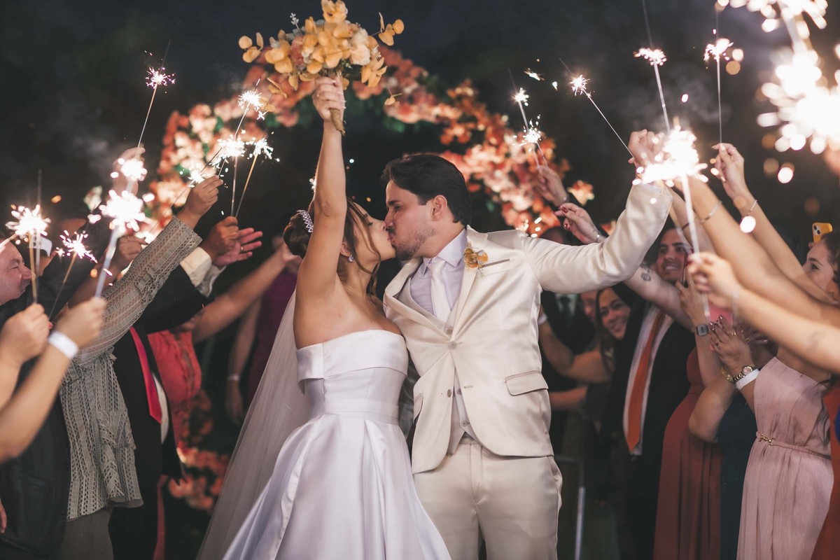altar dos sonhos
amor sob bênção
votos emocionantes
entrada da noiva
casamento ao pôr do sol
cerimônia emocionanto
casal apaixonado