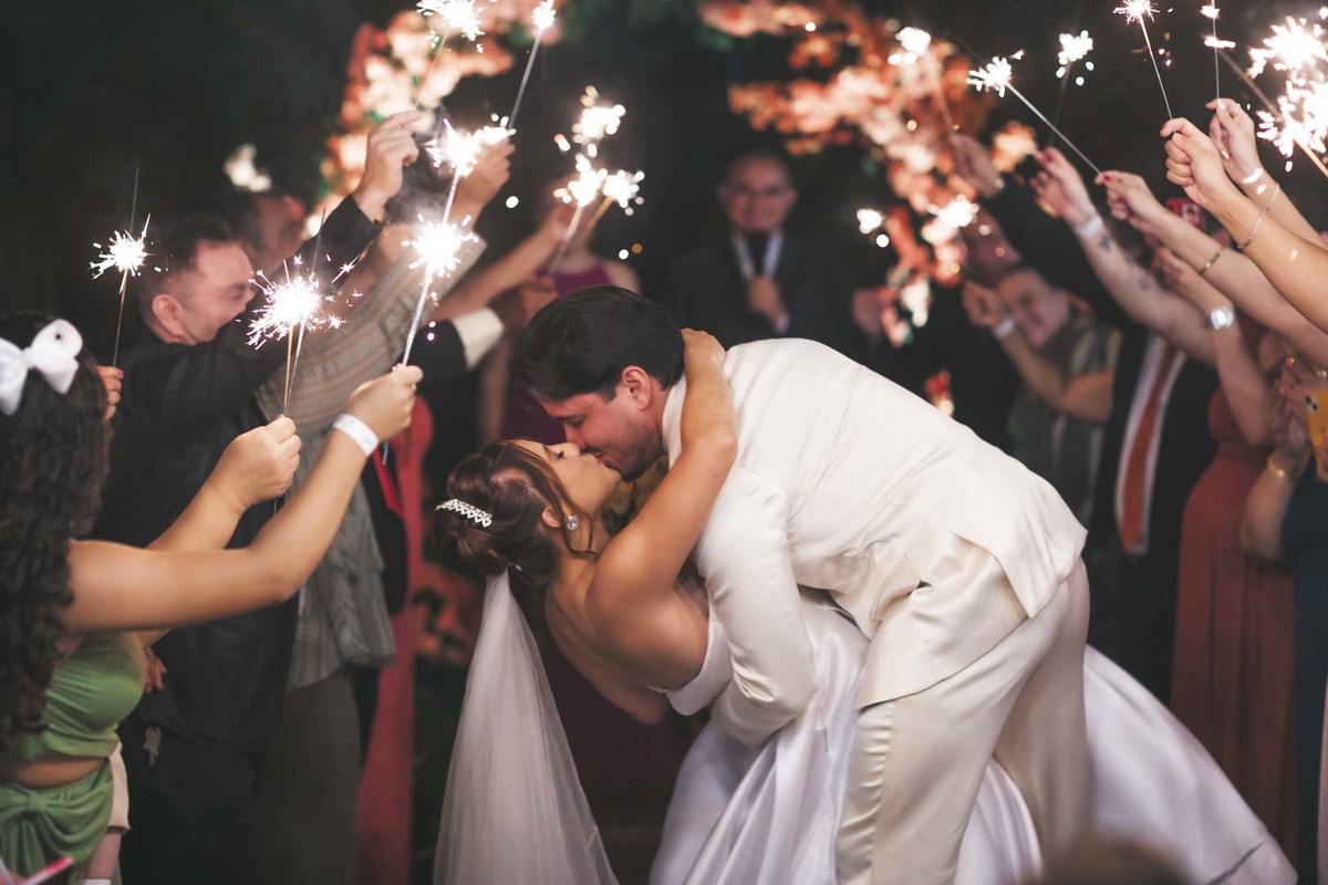 altar dos sonhos
amor sob bênção
votos emocionantes
entrada da noiva
casamento ao pôr do sol
cerimônia emocionanto
casal apaixonado