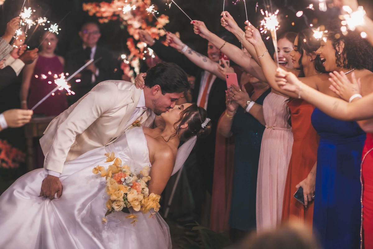 altar dos sonhos
amor sob bênção
votos emocionantes
entrada da noiva
casamento ao pôr do sol
cerimônia emocionanto
casal apaixonado