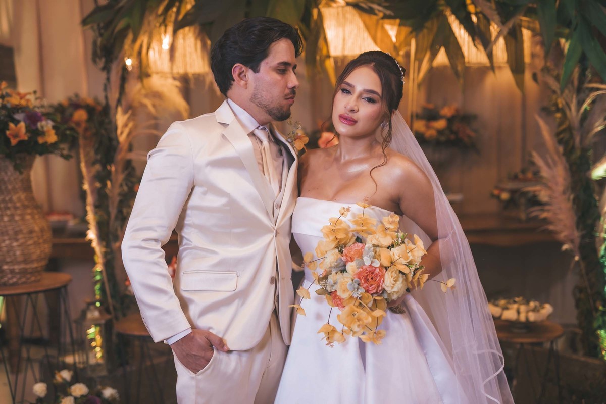 ensaio pós-cerimônia
amor em cada detalhe
luz natural casamento
conexão verdadeira
fotografia autoral casamento
emoção registrada
casal em harmonia