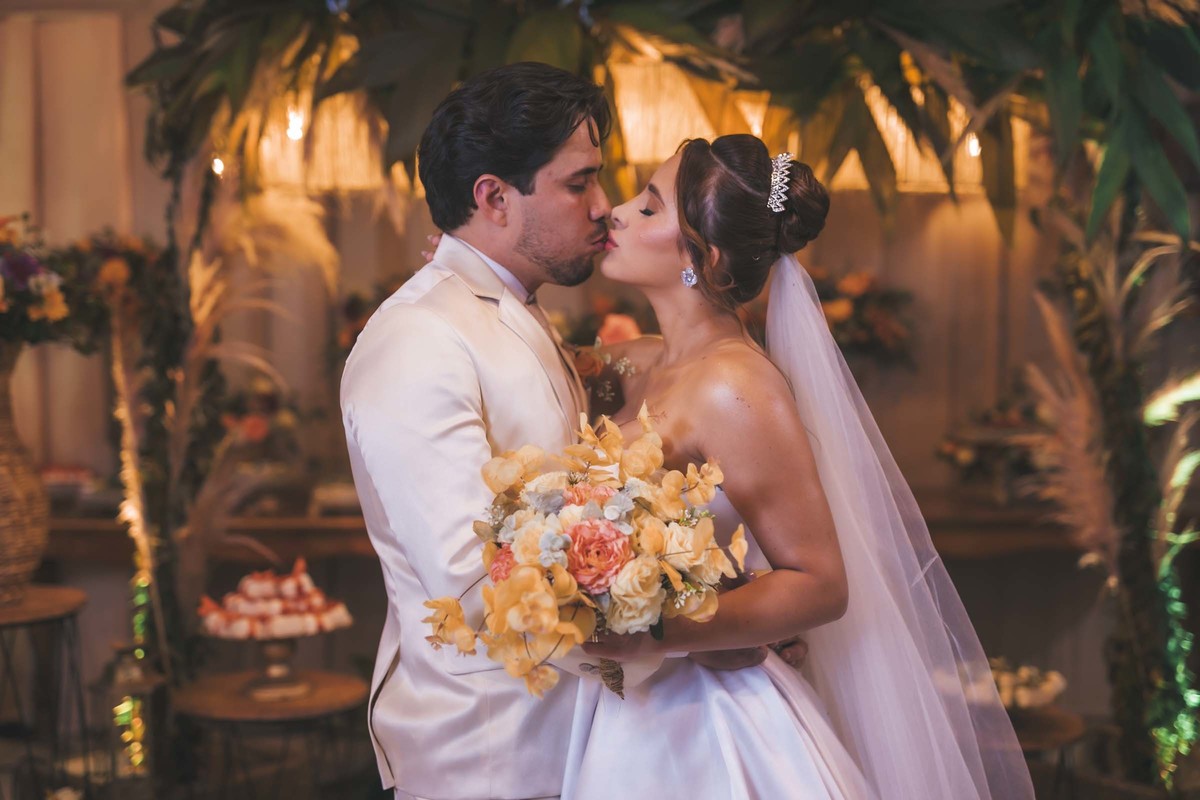 ensaio pós-cerimônia
amor em cada detalhe
luz natural casamento
conexão verdadeira
fotografia autoral casamento
emoção registrada
casal em harmonia