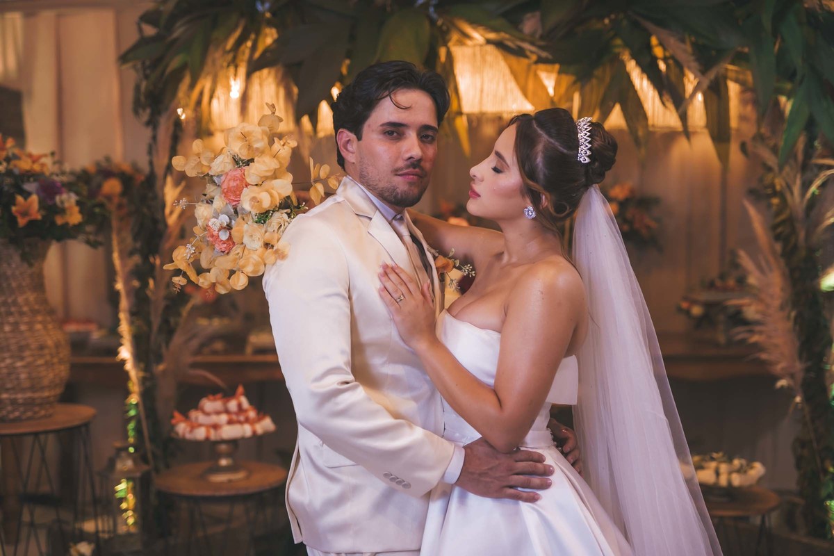 ensaio pós-cerimônia
amor em cada detalhe
luz natural casamento
conexão verdadeira
fotografia autoral casamento
emoção registrada
casal em harmonia