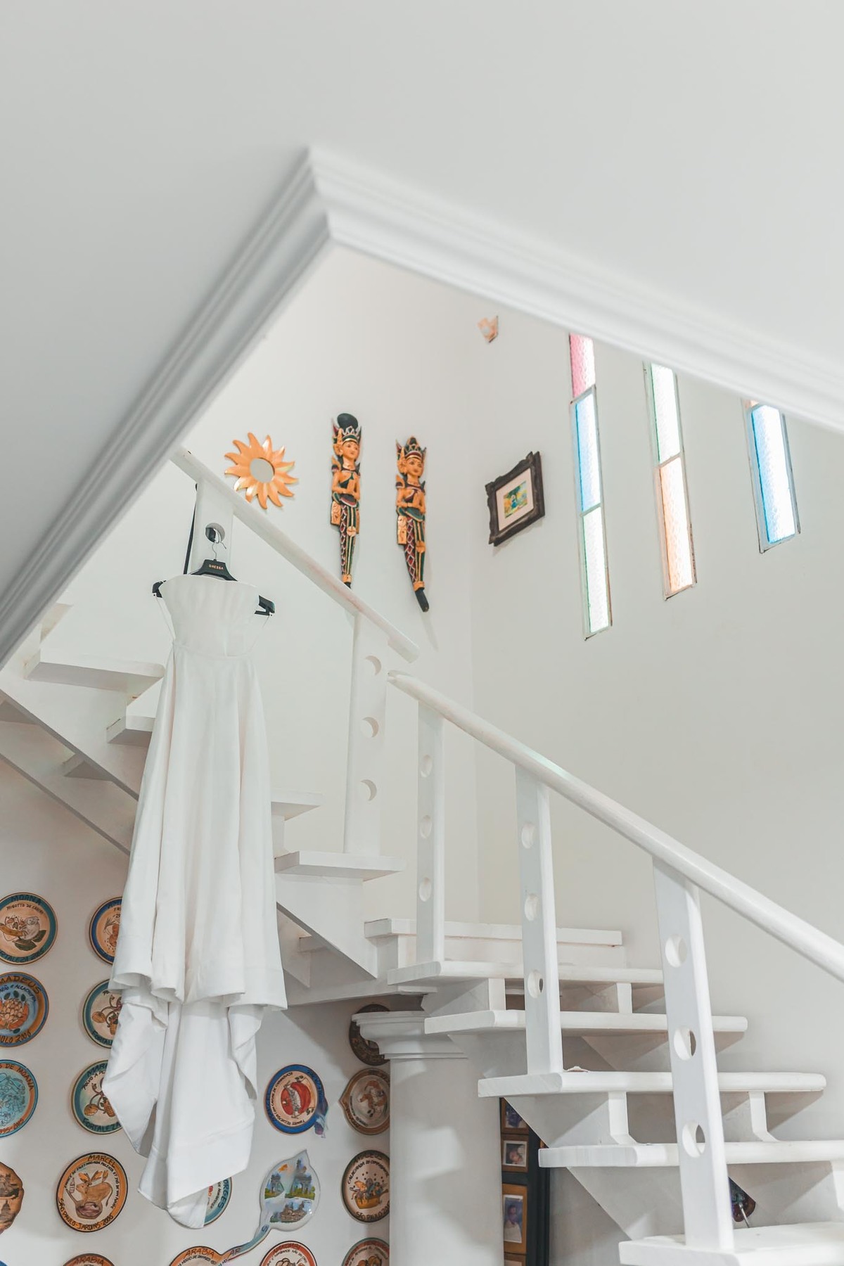 Detalhes do vestido de noiva elegante durante o making of em Fortaleza