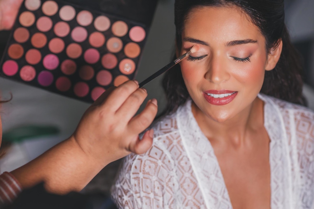 Fotografia de making of da noiva Aline em Fortaleza, retrato clássico e poético