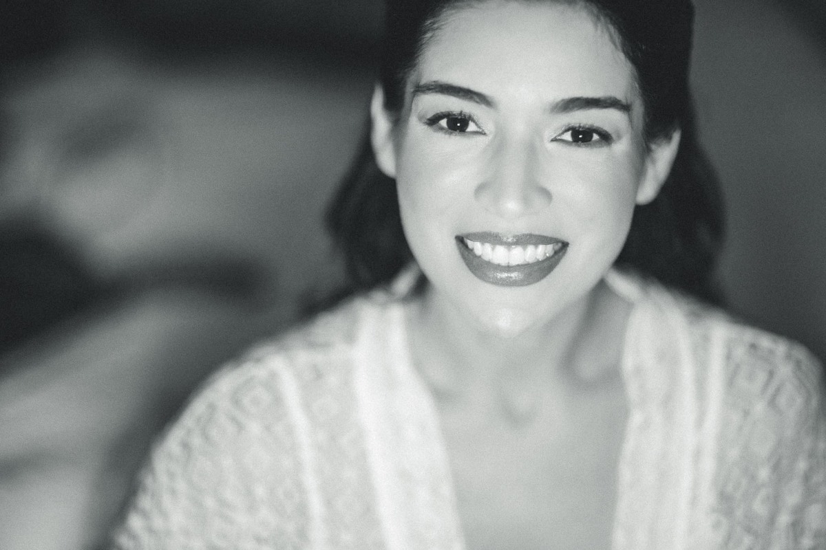 Retrato artístico da noiva sorrindo antes da cerimônia de casamento em Fortaleza