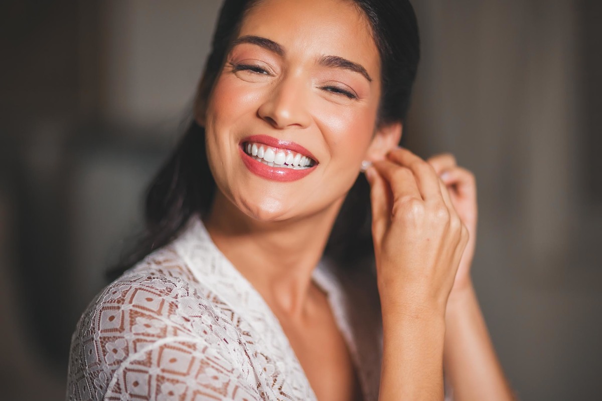 Retrato artístico da noiva sorrindo antes da cerimônia de casamento em Fortaleza