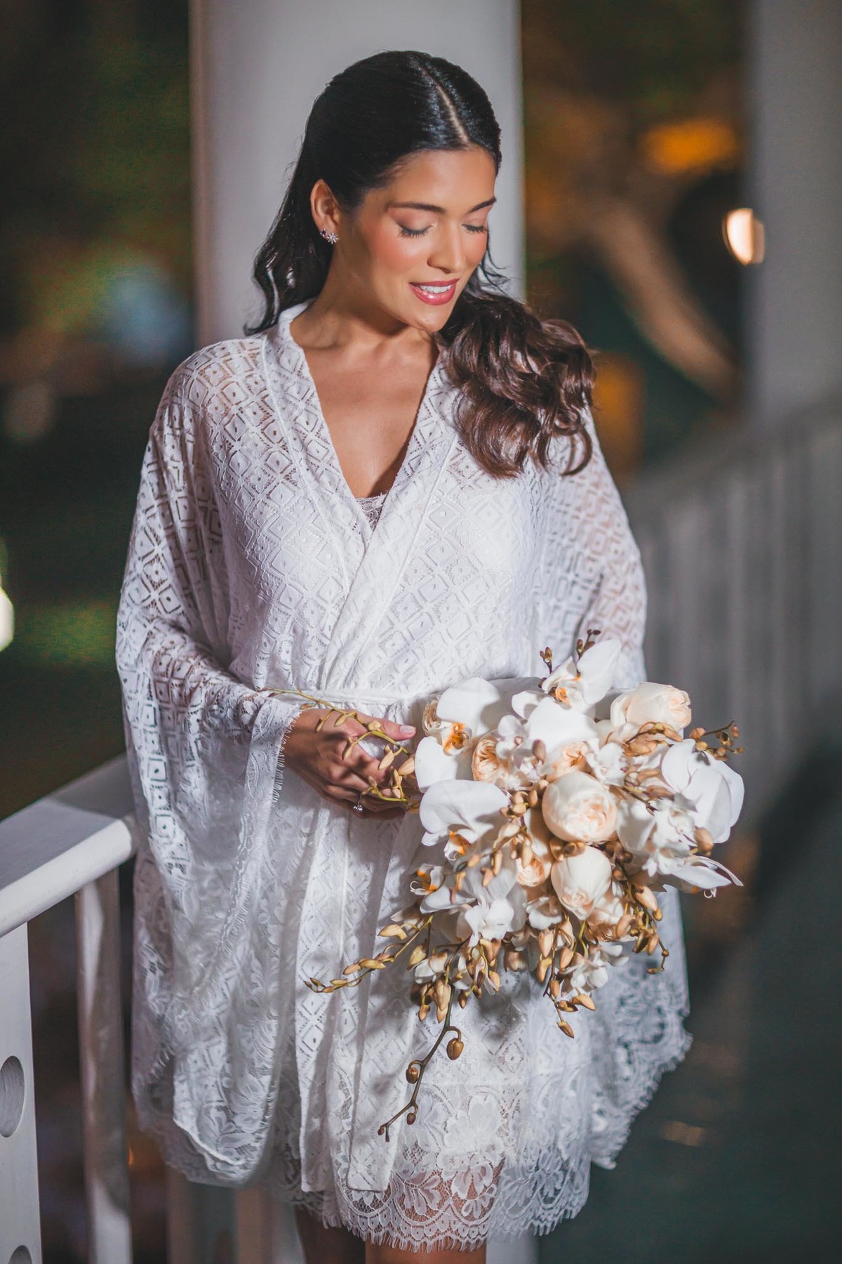Detalhes do vestido de noiva elegante durante o making of em Fortaleza