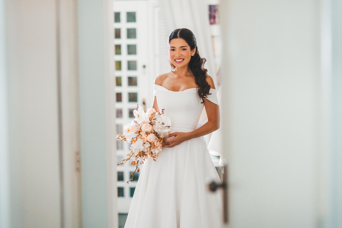 Retrato artístico da noiva sorrindo antes da cerimônia de casamento em Fortaleza