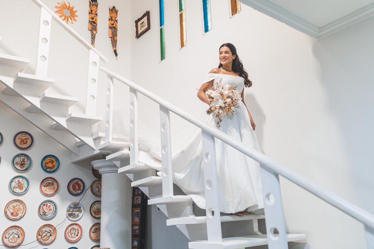 Retrato artístico da noiva sorrindo antes da cerimônia de casamento em Fortaleza