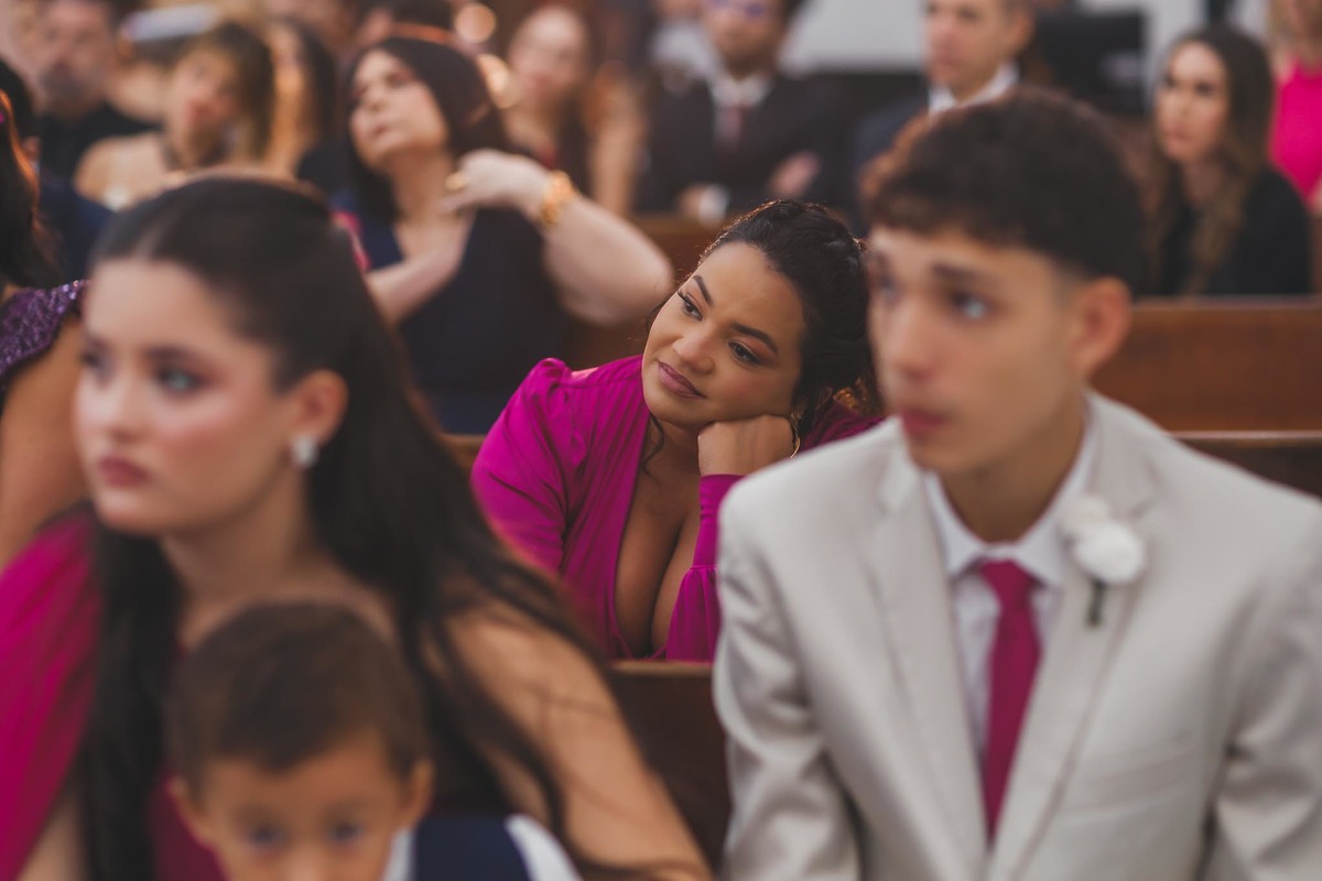 Convidados celebrando com alegria na festa de casamento em Fortaleza