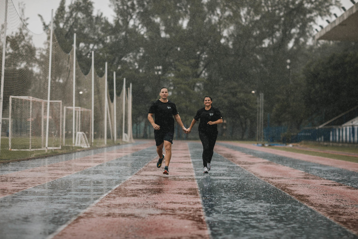 Casal de educadores físicos correndo na pista de atletismo da Unifor em Fortaleza