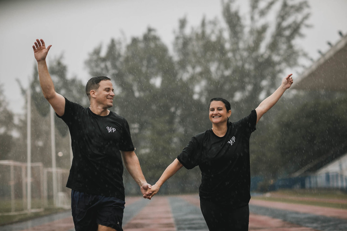 Casal de educadores físicos correndo na pista de atletismo da Unifor em Fortaleza