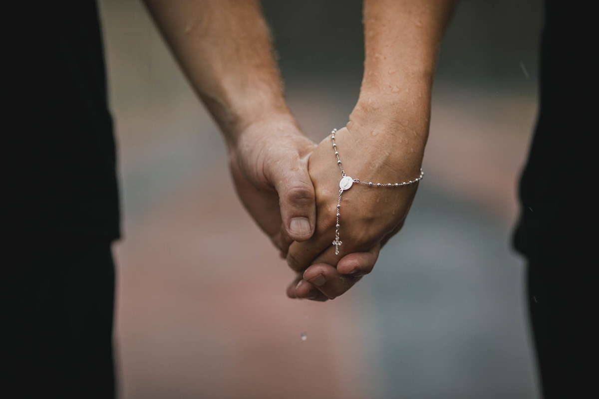 Conexão e amor sob a chuva: ensaio fotográfico na Unifor.