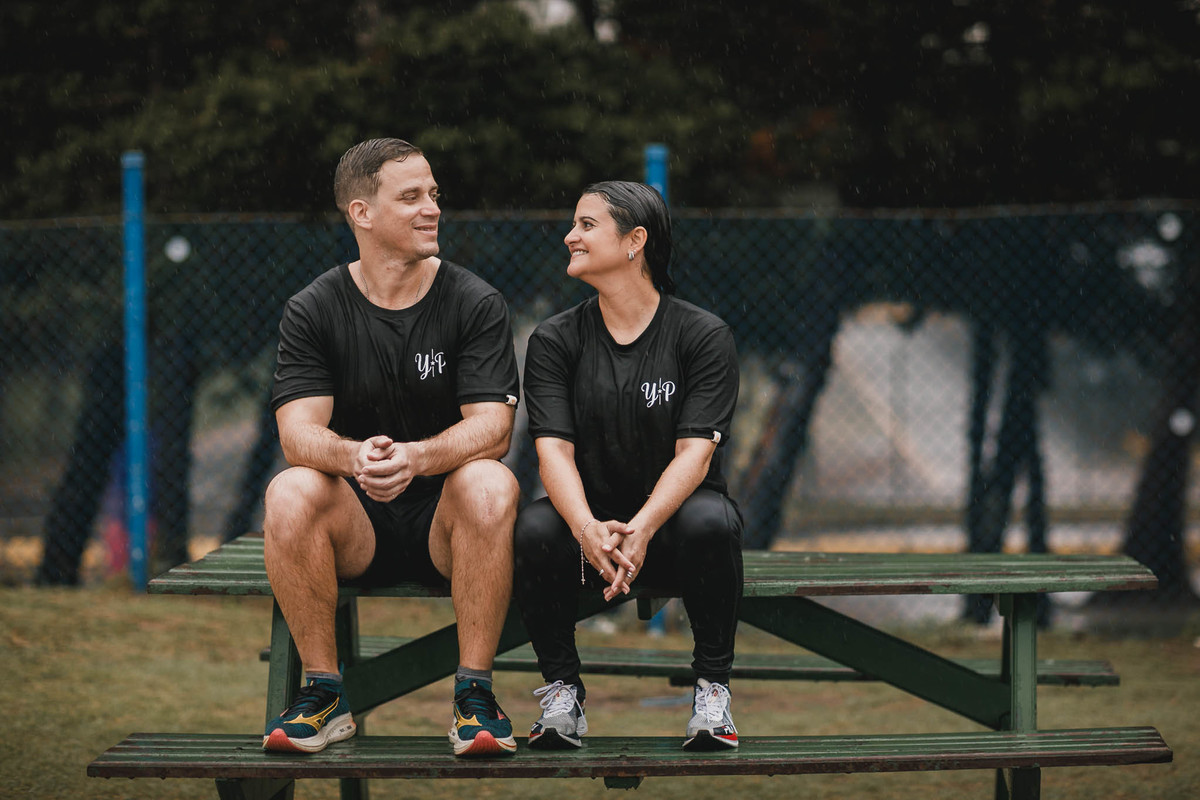 Fotos de pre-wedding na chuva na pista de atletismo.