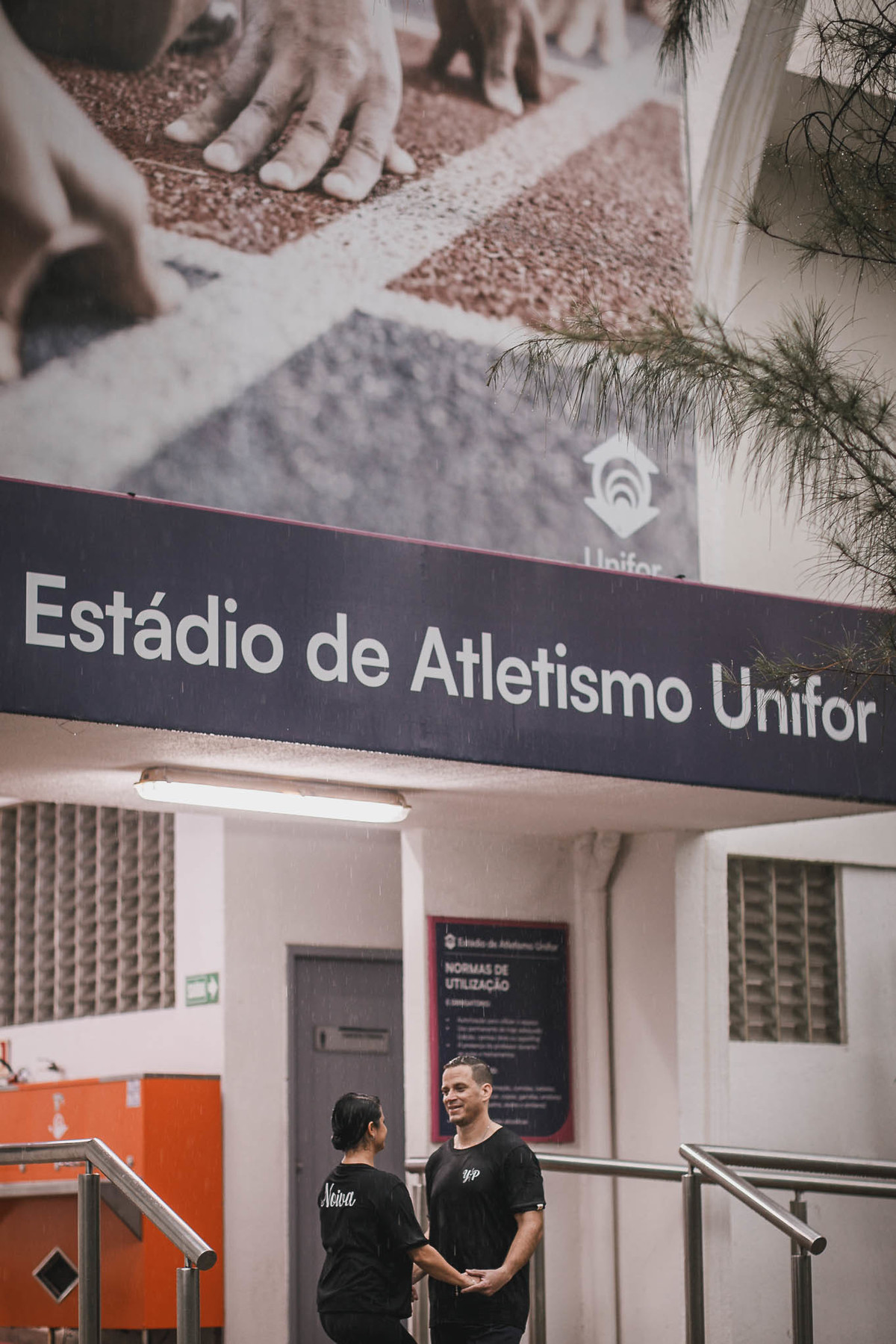 Fotos de pre-wedding na chuva na pista de atletismo da Unifor
