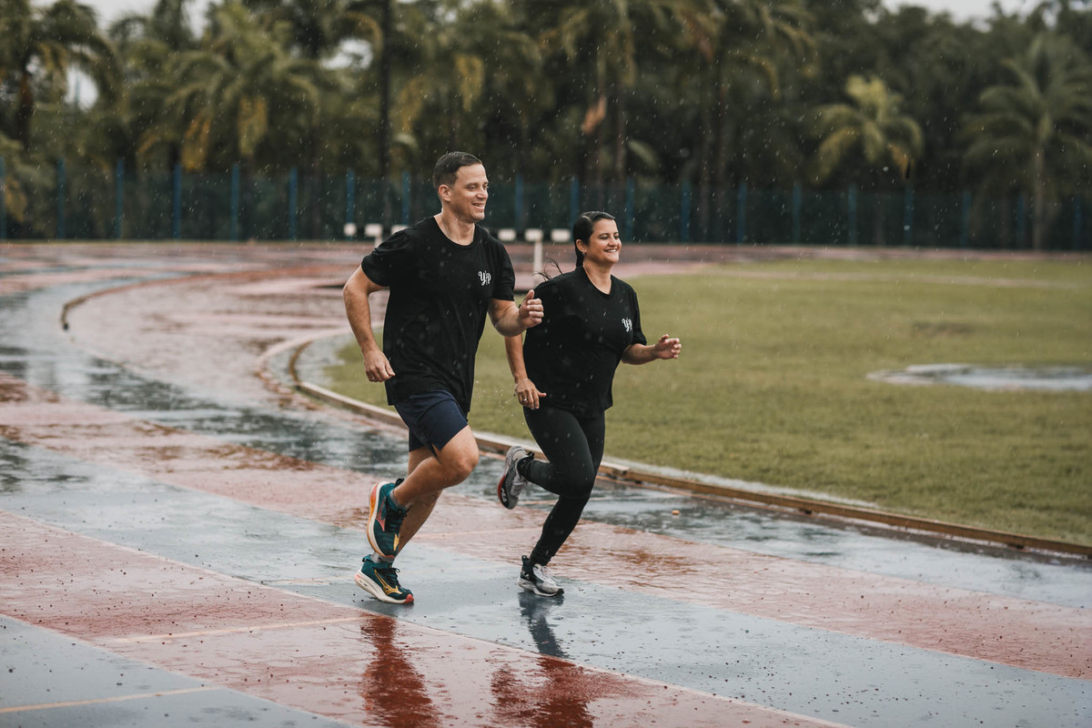 Casal de educadores físicos correndo na pista de atletismo da Unifor em Fortaleza