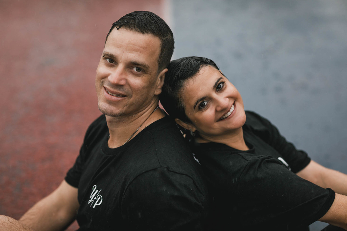 Fotos de pre-wedding na chuva na pista de atletismo.