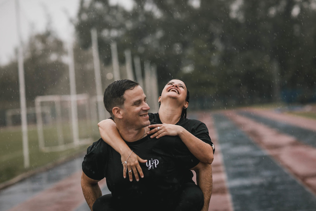 Ensaio de casal na chuva: momento romântico e espontâneo na Unifor