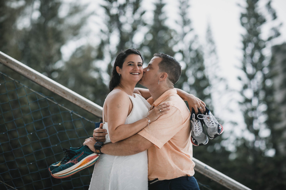 Fotos de pre-wedding na chuva na pista de atletismo.