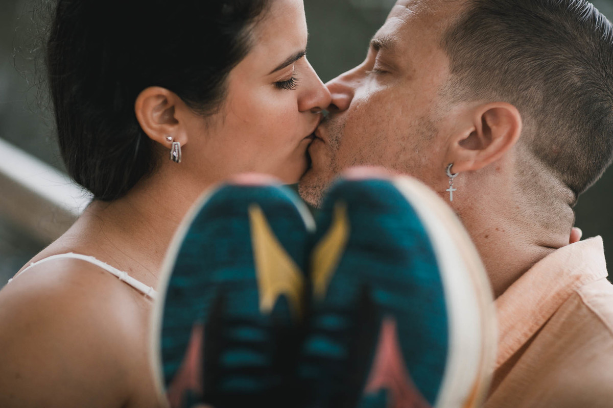 Fotos de pre-wedding na chuva na pista de atletismo.