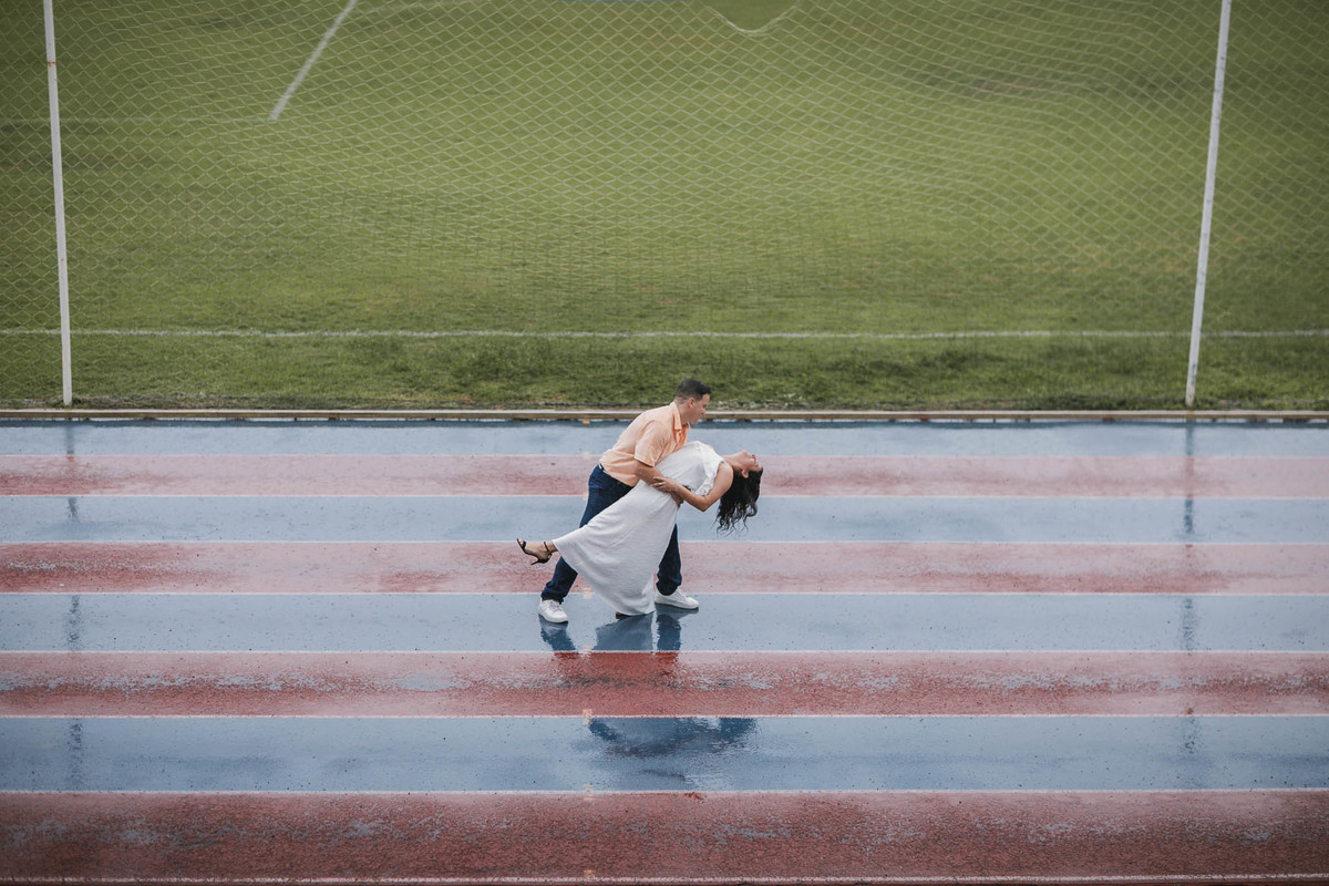 Cenário para fotos na Unifor: Pista de Atletismo e chuva.