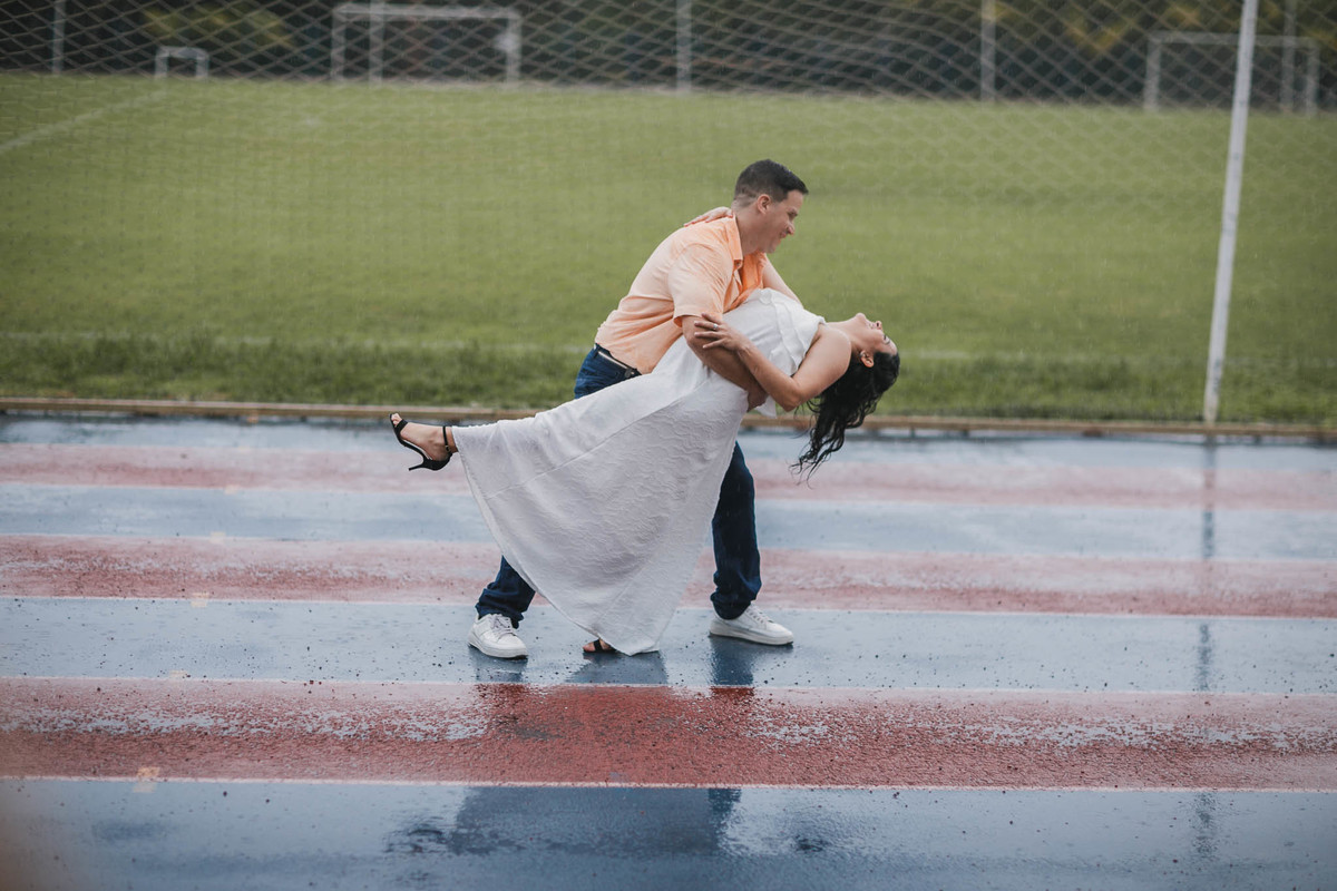 Cenário para fotos na Unifor: Pista de Atletismo e chuva.