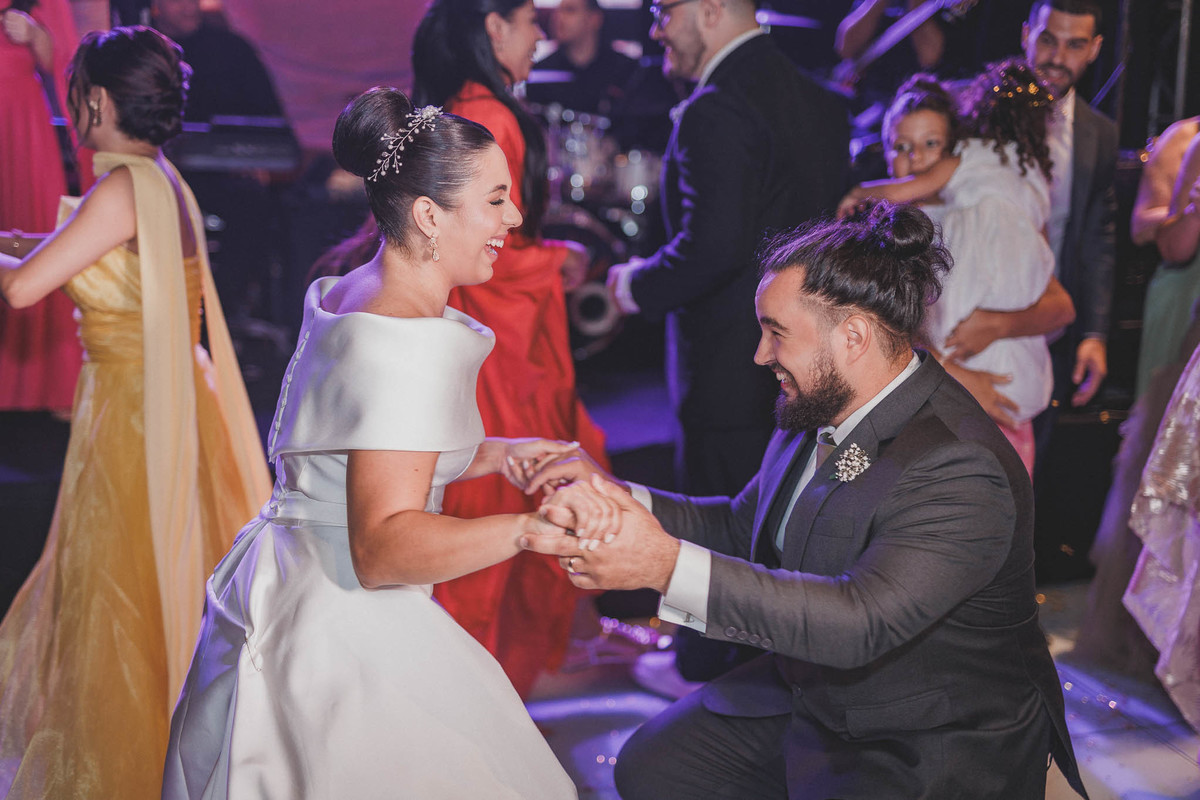 noivos em momentos expontâneos durante o casamento no buffet Royal Gourmet