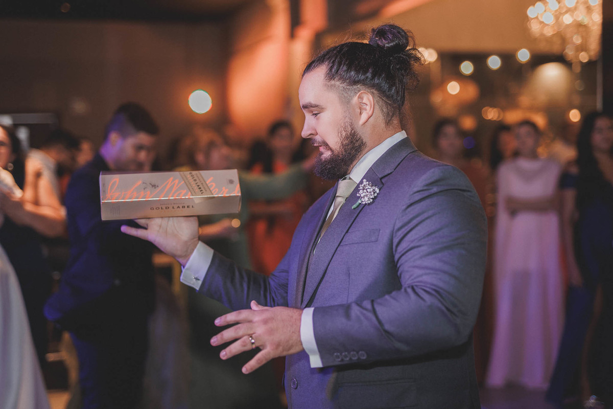 noivos em momentos expontâneos durante o casamento no buffet Royal Gourmet