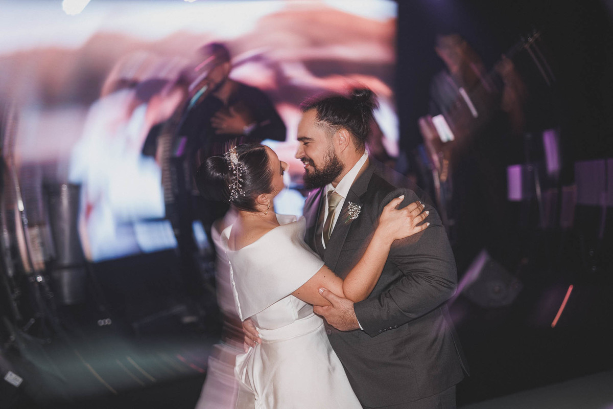 noivos em momentos expontâneos durante o casamento no buffet Royal Gourmet