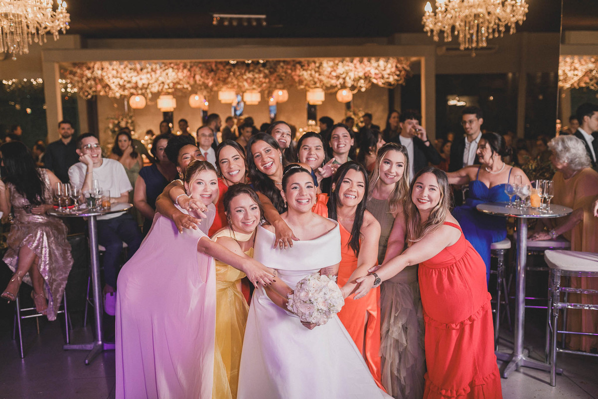 noivos em momentos expontâneos durante o casamento no buffet Royal Gourmet