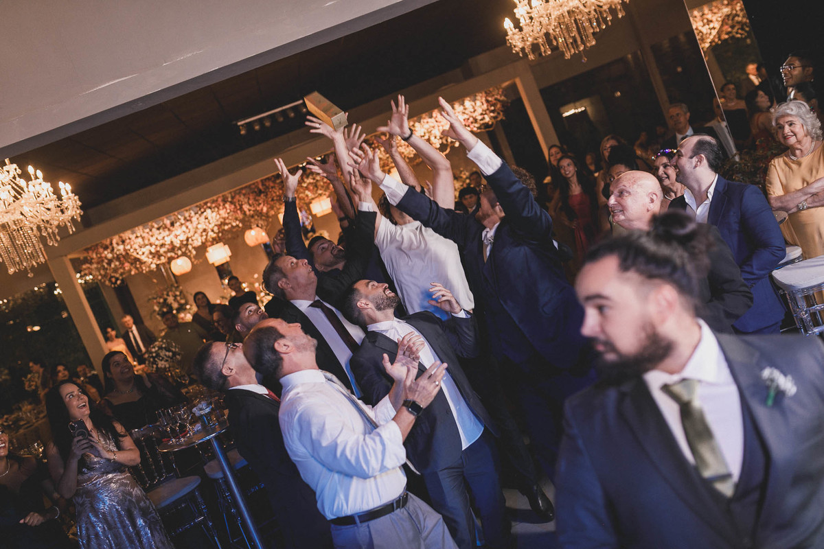 noivos em momentos expontâneos durante o casamento no buffet Royal Gourmet