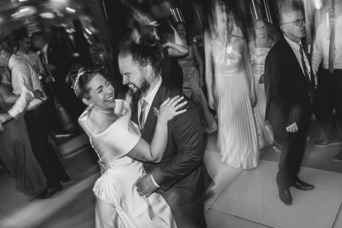 noivos em momentos expontâneos durante o casamento no buffet Royal Gourmet