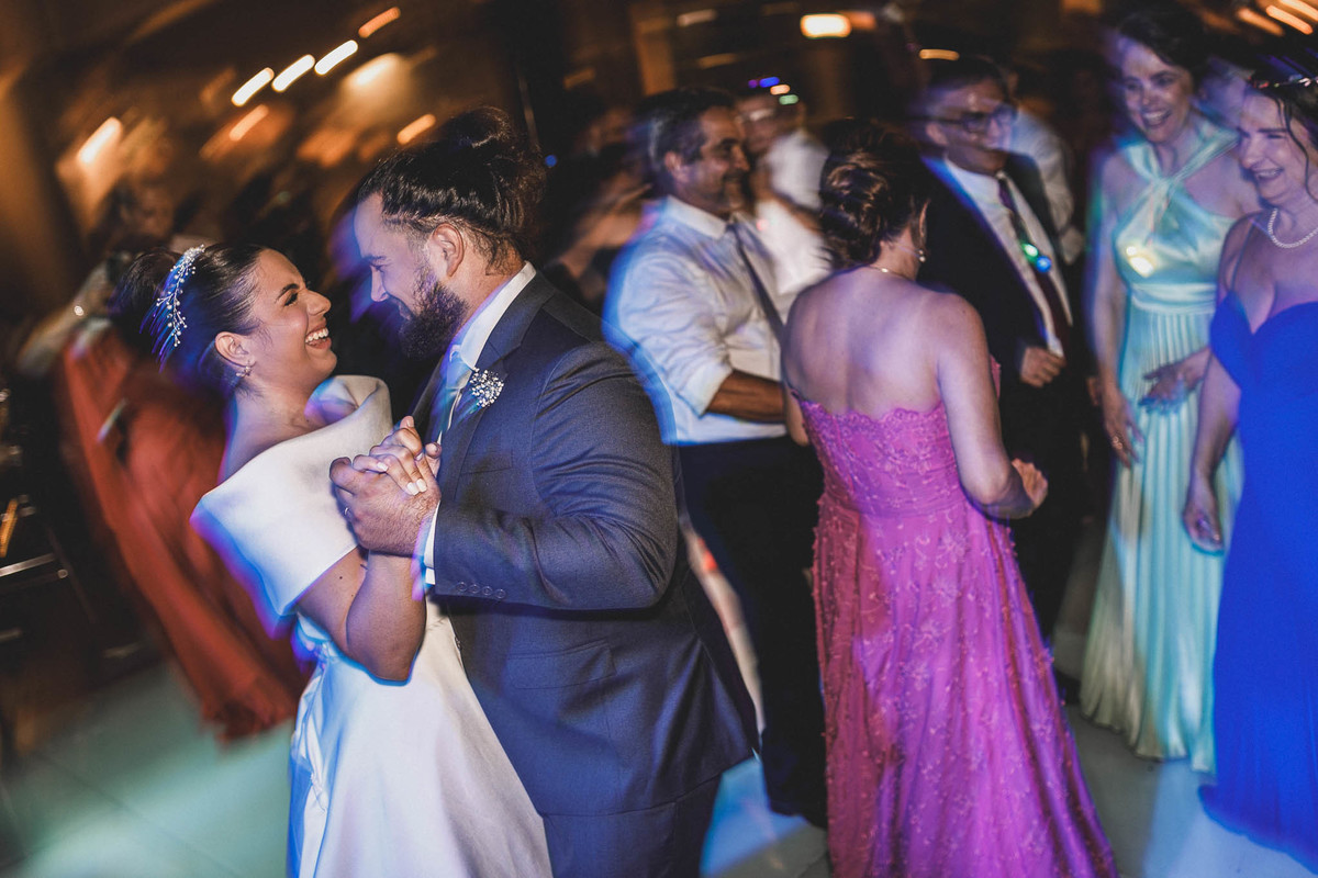 noivos em momentos expontâneos durante o casamento no buffet Royal Gourmet