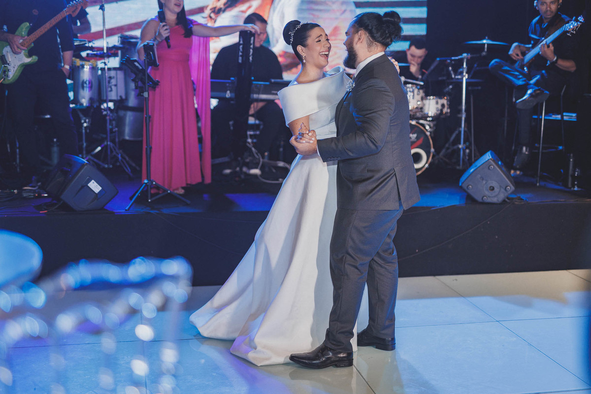 noivos em momentos expontâneos durante o casamento no buffet Royal Gourmet