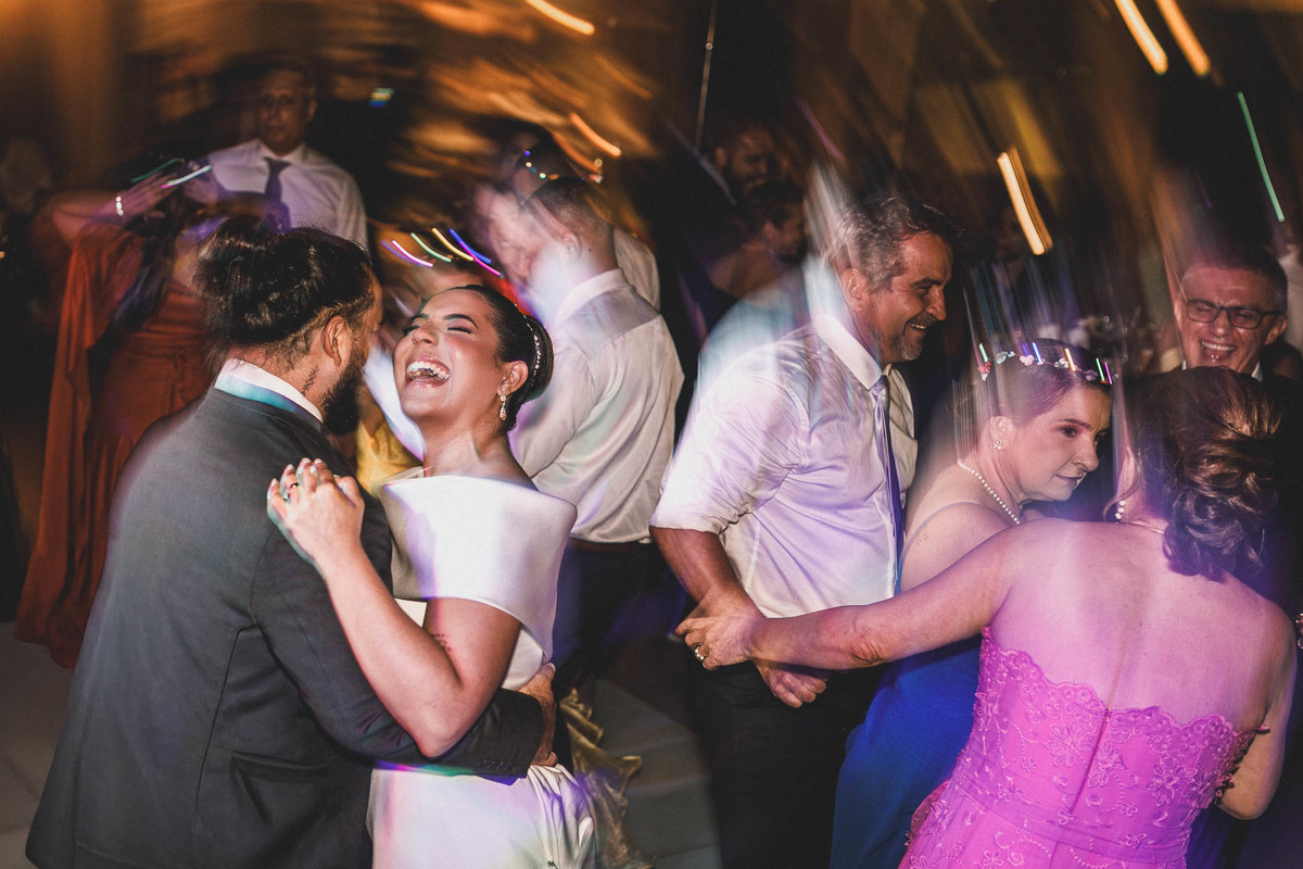 noivos em momentos expontâneos durante o casamento no buffet Royal Gourmet