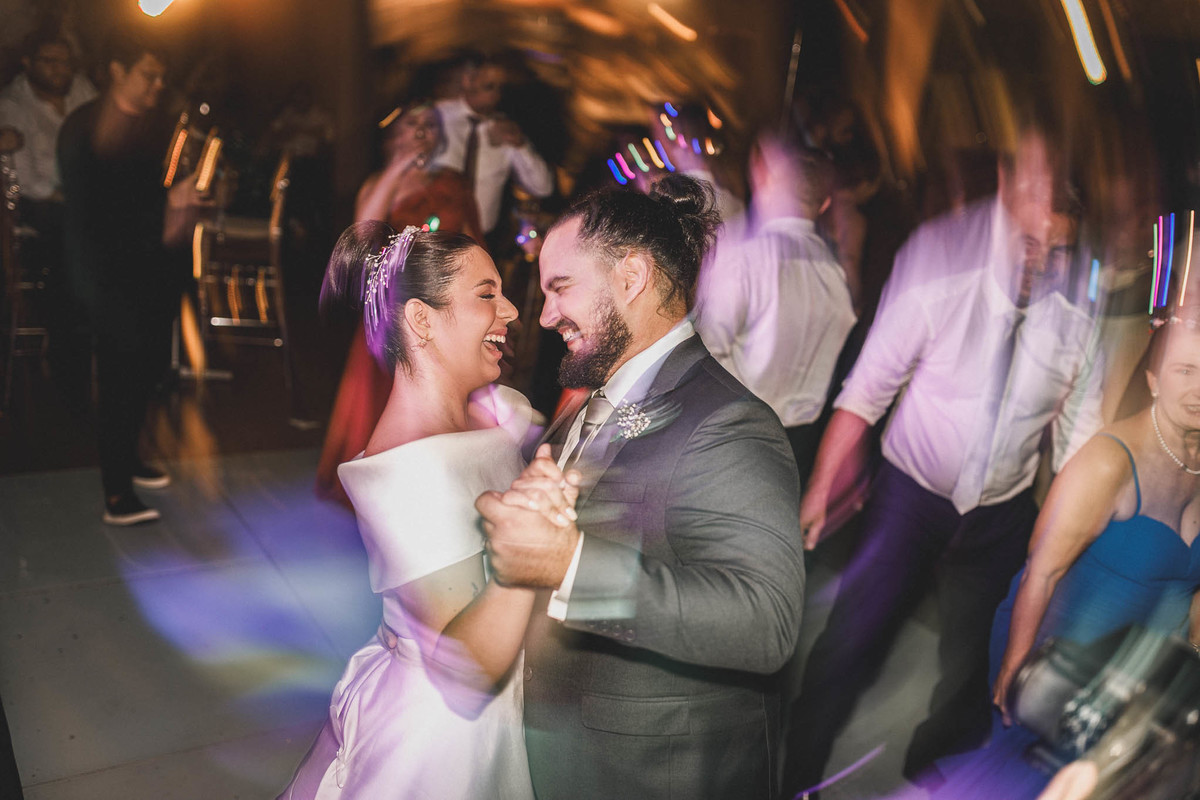 noivos em momentos expontâneos durante o casamento no buffet Royal Gourmet