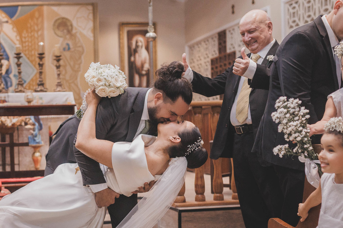 Cerimônia religiosa de casamento clássico no Mosteiro de São Bento.