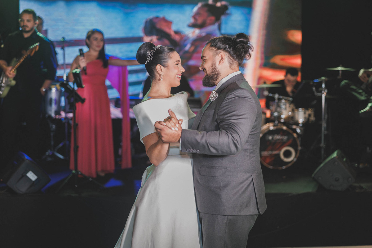 noivos em momentos expontâneos durante o casamento no buffet Royal Gourmet