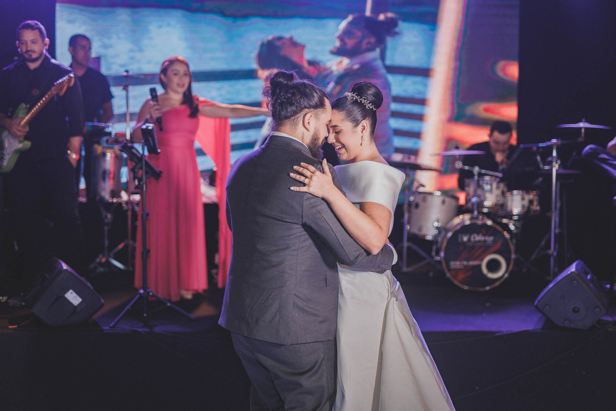 noivos em momentos expontâneos durante o casamento no buffet Royal Gourmet