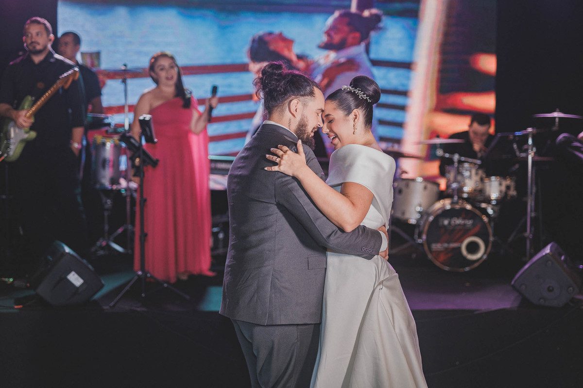 noivos em momentos expontâneos durante o casamento no buffet Royal Gourmet