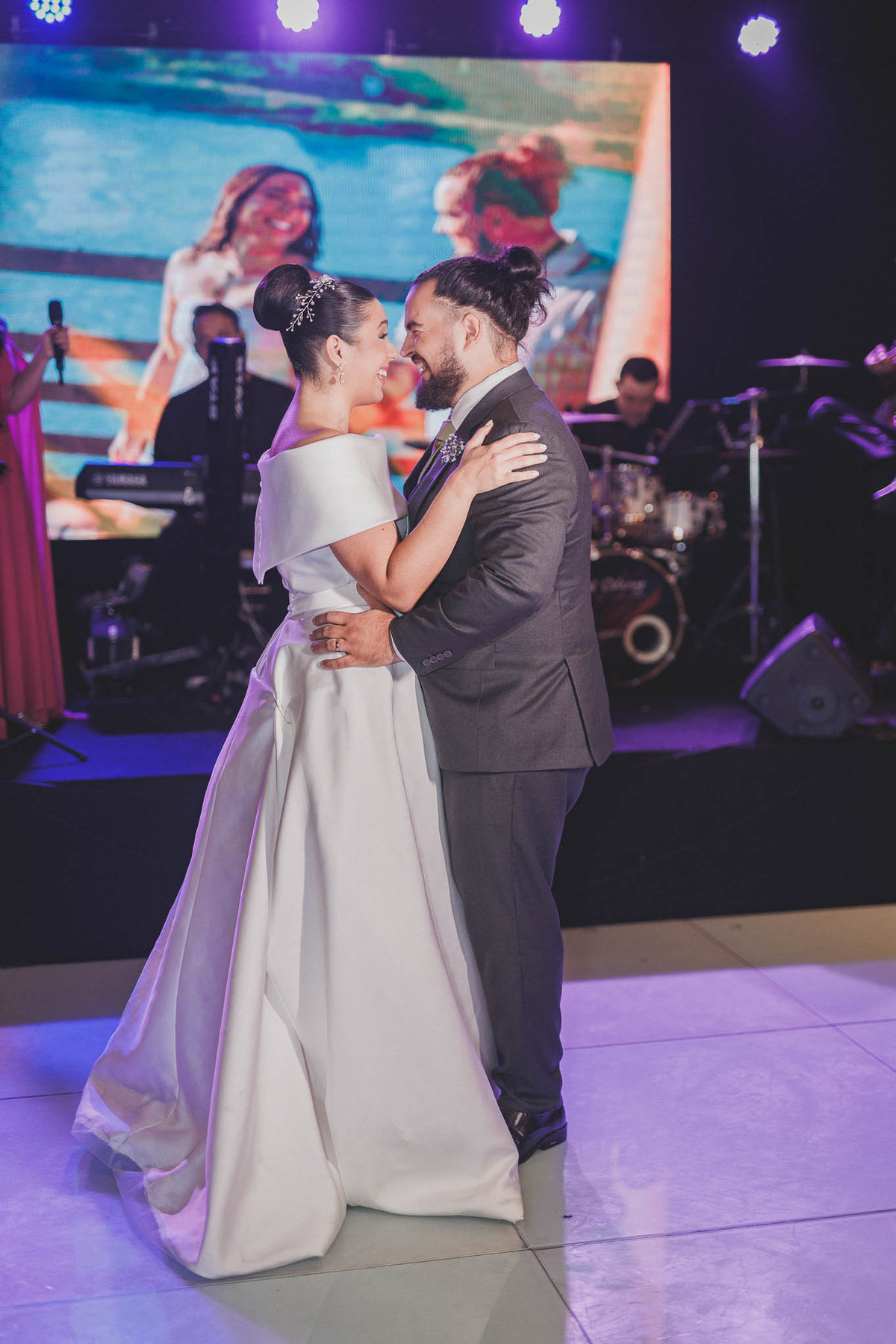 noivos em momentos expontâneos durante o casamento no buffet Royal Gourmet