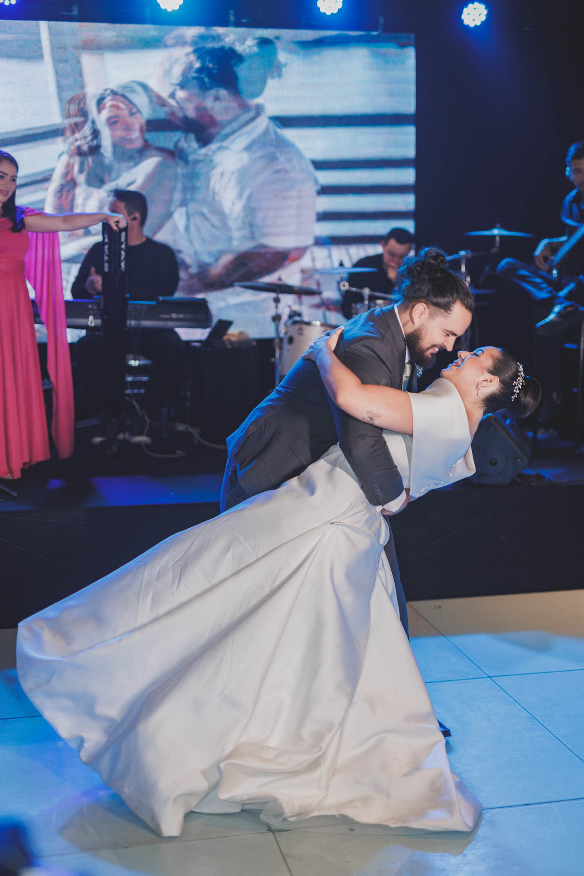 noivos em momentos expontâneos durante o casamento no buffet Royal Gourmet