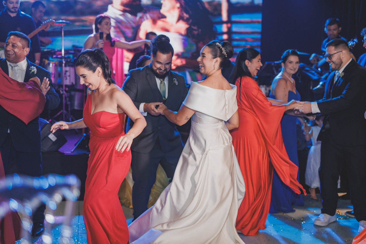 noivos em momentos expontâneos durante o casamento no buffet Royal Gourmet